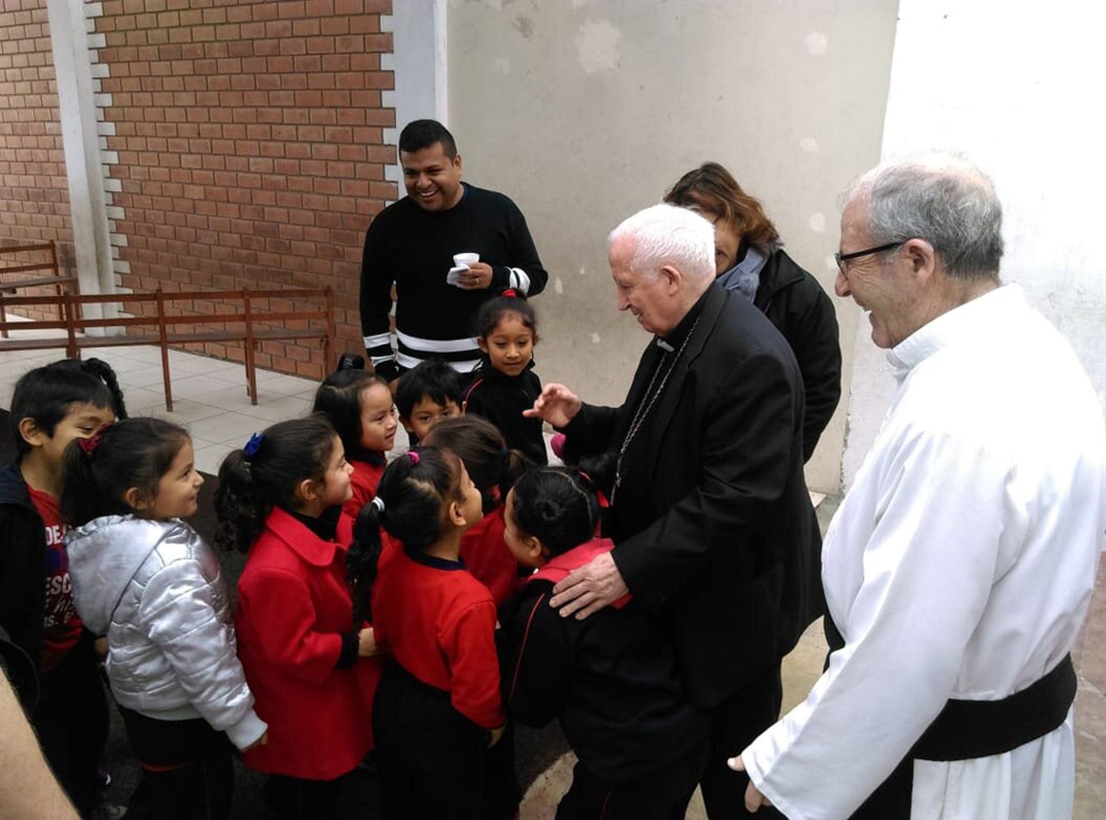 El Cardenal Cañizares en el colegio de la congregación Cooperadores de la Verdad, en Lima