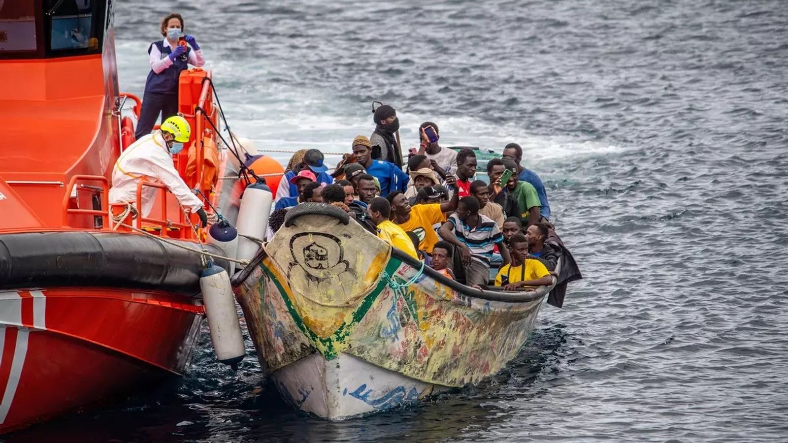 Un cayuco con migrantes, siendo rescatado por Salvamento Marítimo.