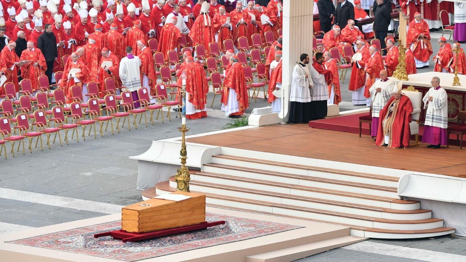 El ataúd de Benedicto XVI