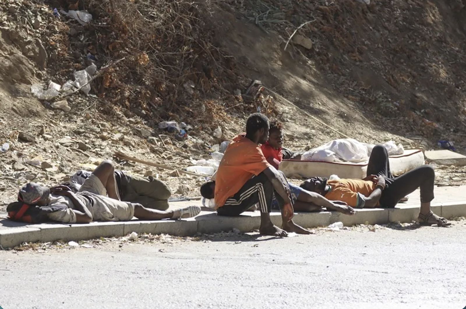 Migrantes en las inmediaciones del CETI de Ceuta, este martes