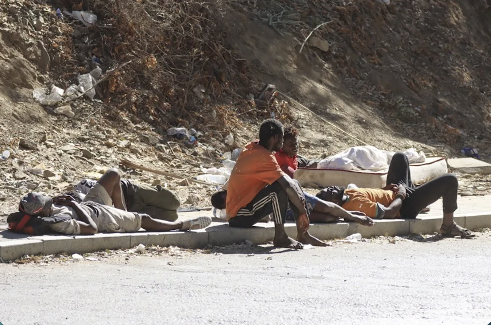 Migrantes en las inmediaciones del CETI de Ceuta, este martes