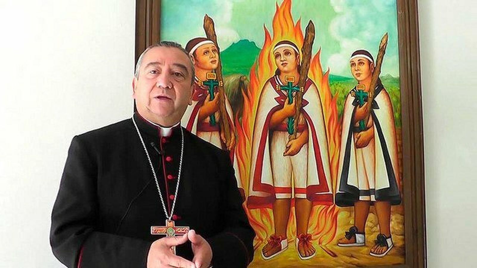 El obispo Moreno Barrón, con una representación de los mártires