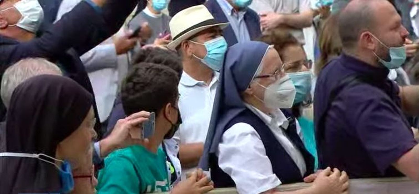 Los fieles viistan al papa