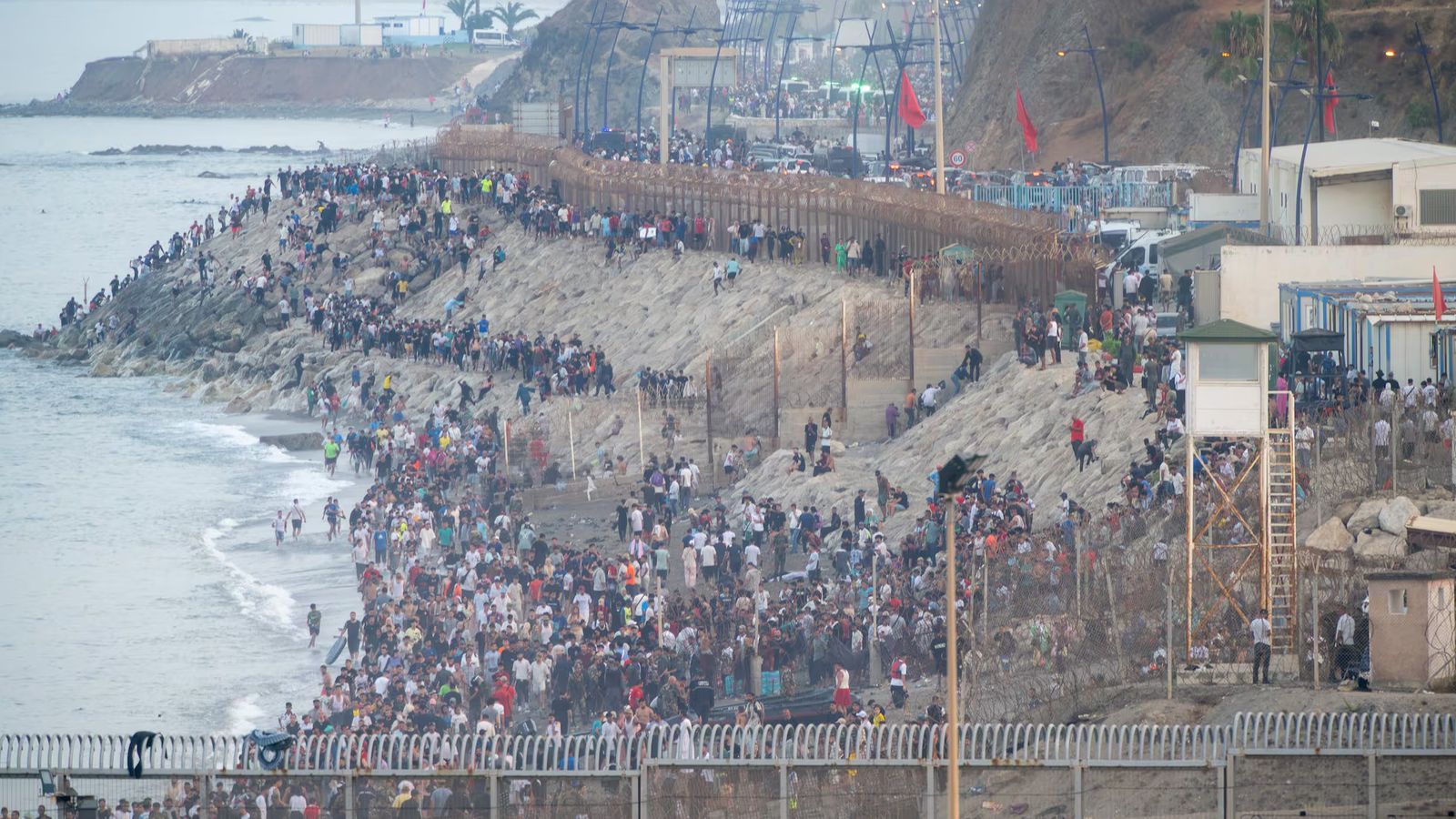 Decenas de migrantes intentan traspasar la frontera entre Ceuta y Marruecos, este viernes.