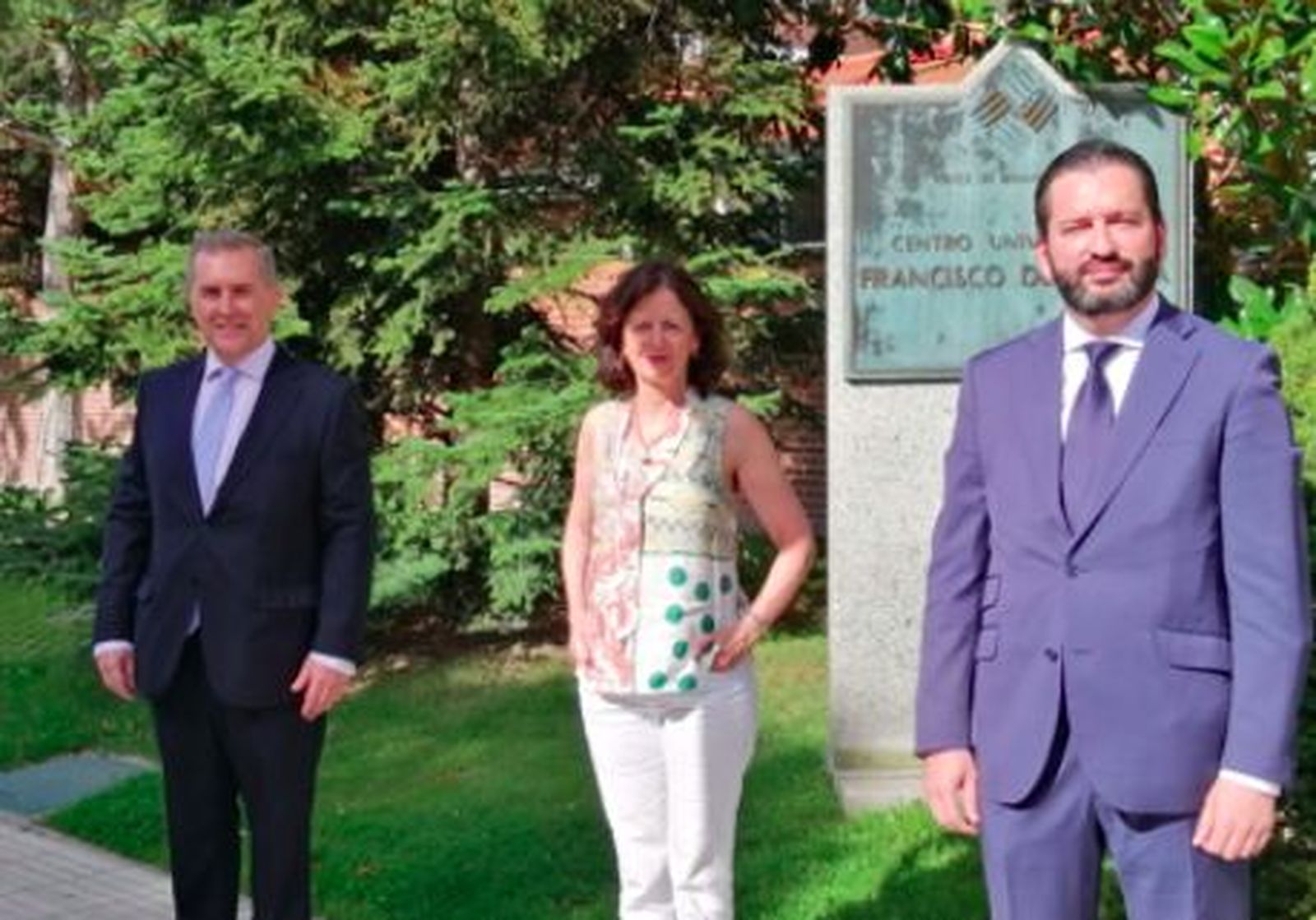 José Luis Machetti, Director Financiero de la UFV, Blanca Montero, Subdirectora General y Directora de Negocios Institucionales de Banco Sabadell y Santiago Portas, Director del segmento de Instituciones Religiosas del Banco Sabadell, tras el acto de presentación en la UFV