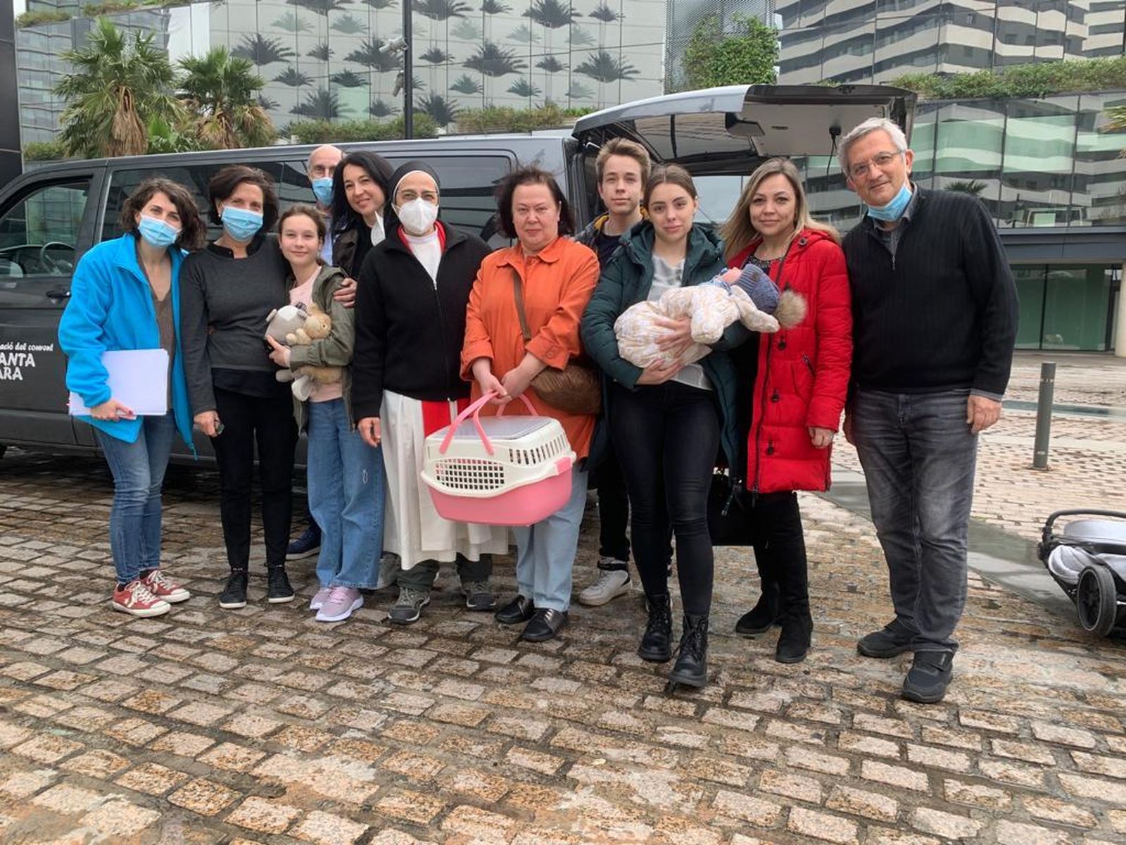 Sor Lucía, con algunos de los refugiados