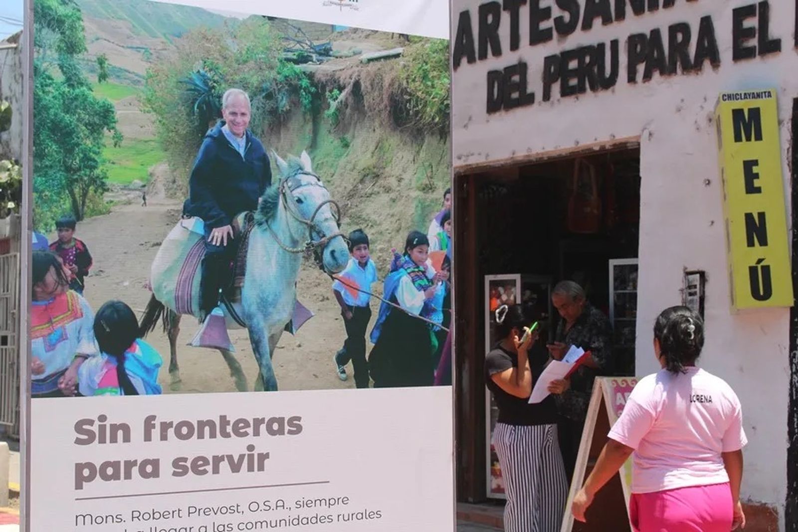 Exposición del recorrido y vida del papa León XIV en la Alameda de la avenida Bolognesi, Chiclayo (Perú).
