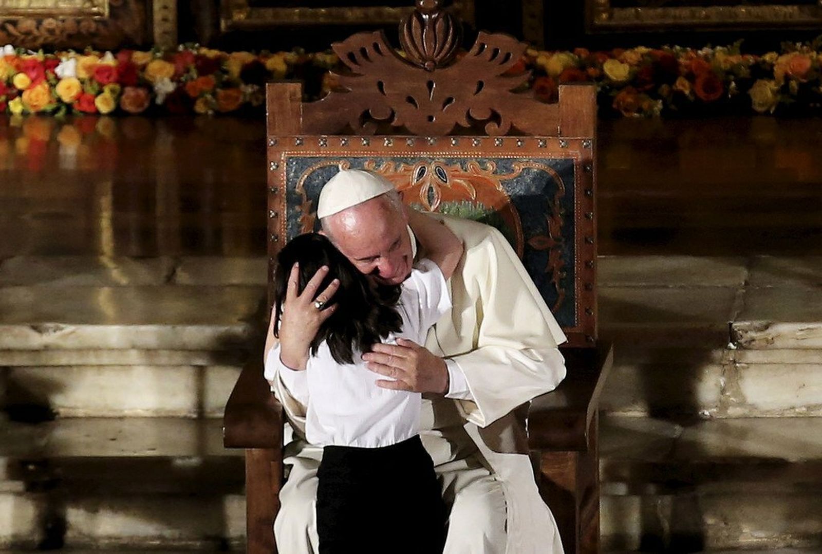 El Papa Francisco abraza a una niña