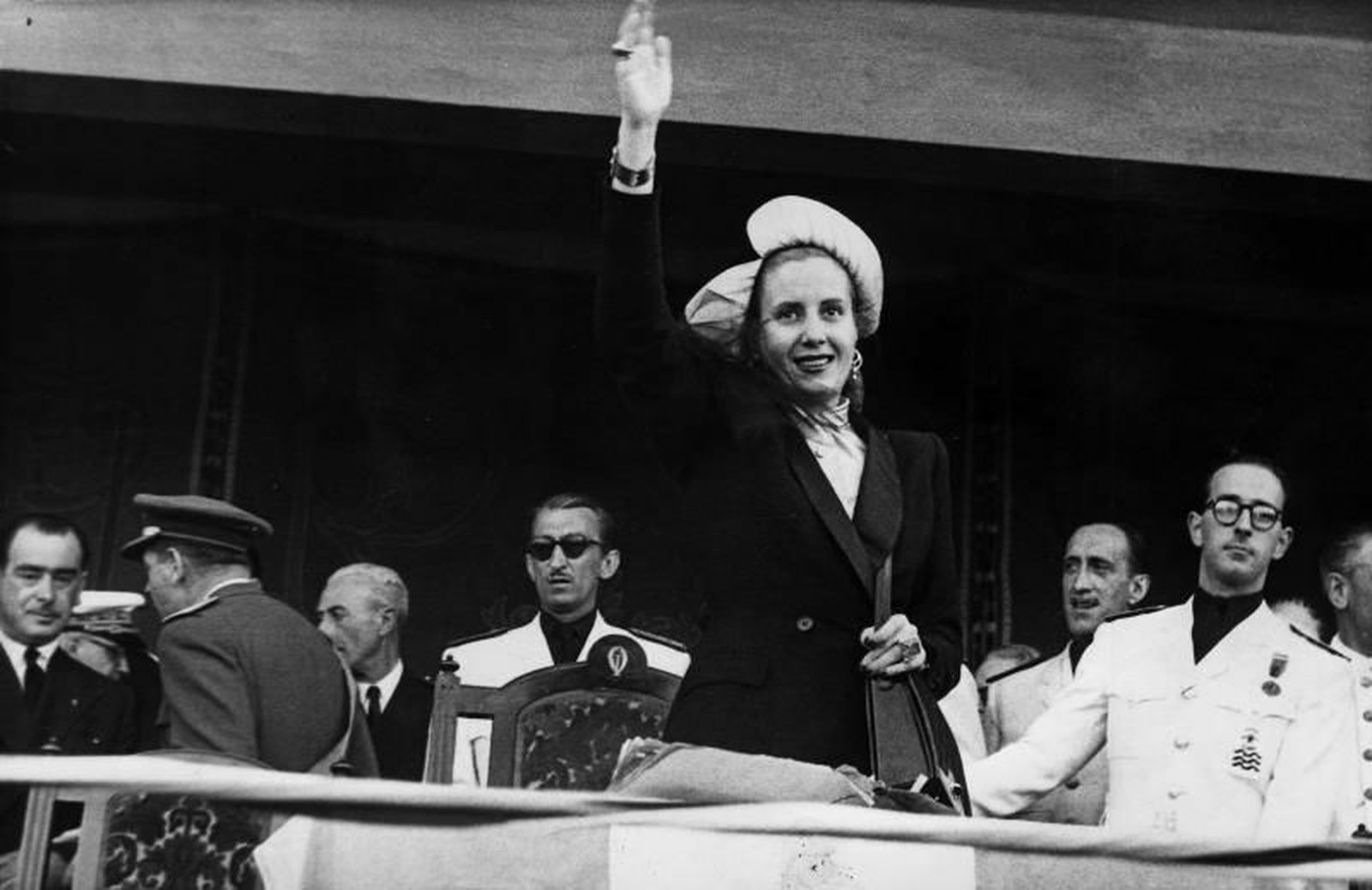 Evita Perón saludando al pueblo