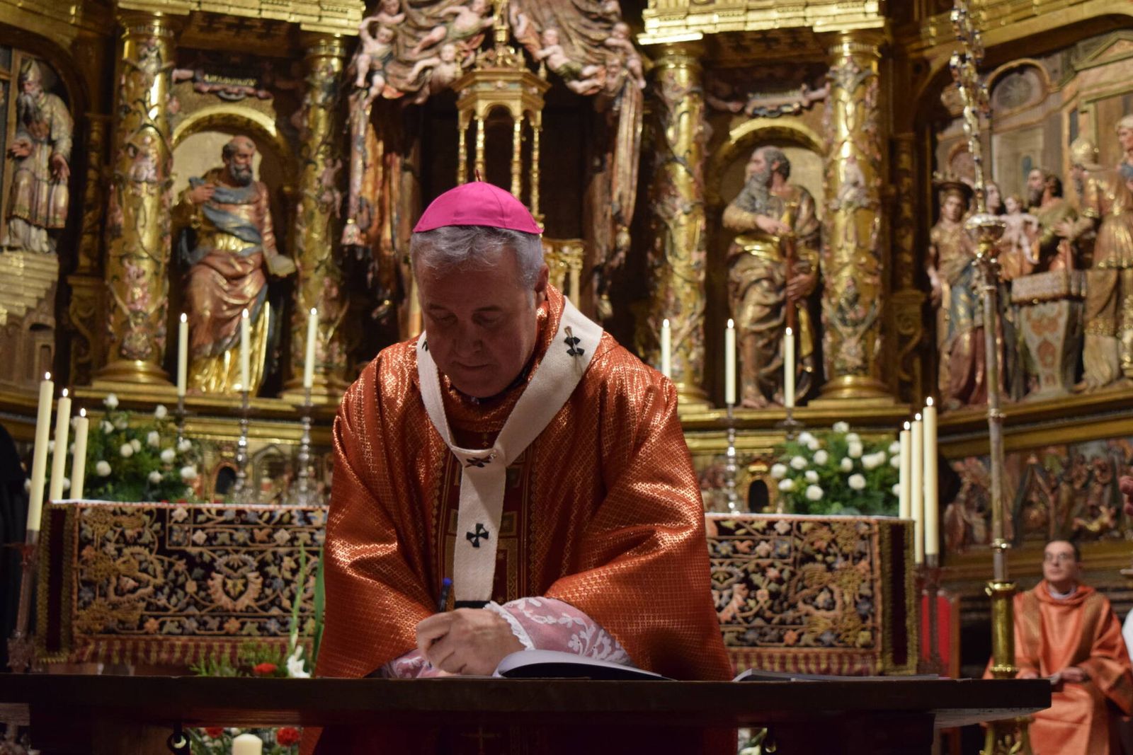 Mario Iceta firma del documento de la asamblea sinodal