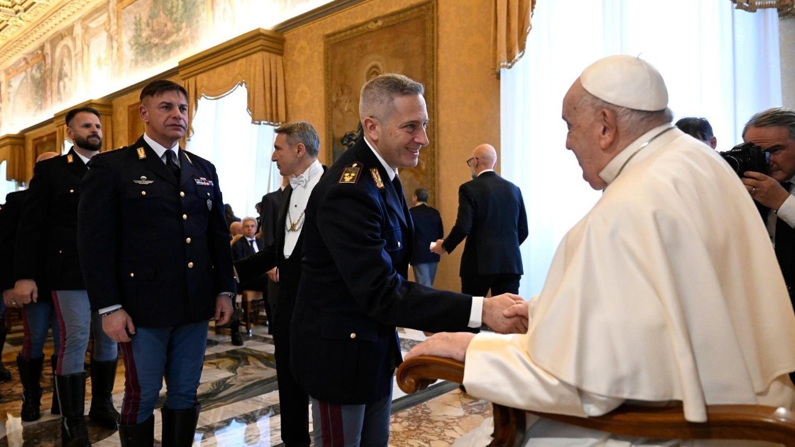 Francisco saluda a miembros de Seguridad Pública del Vaticano