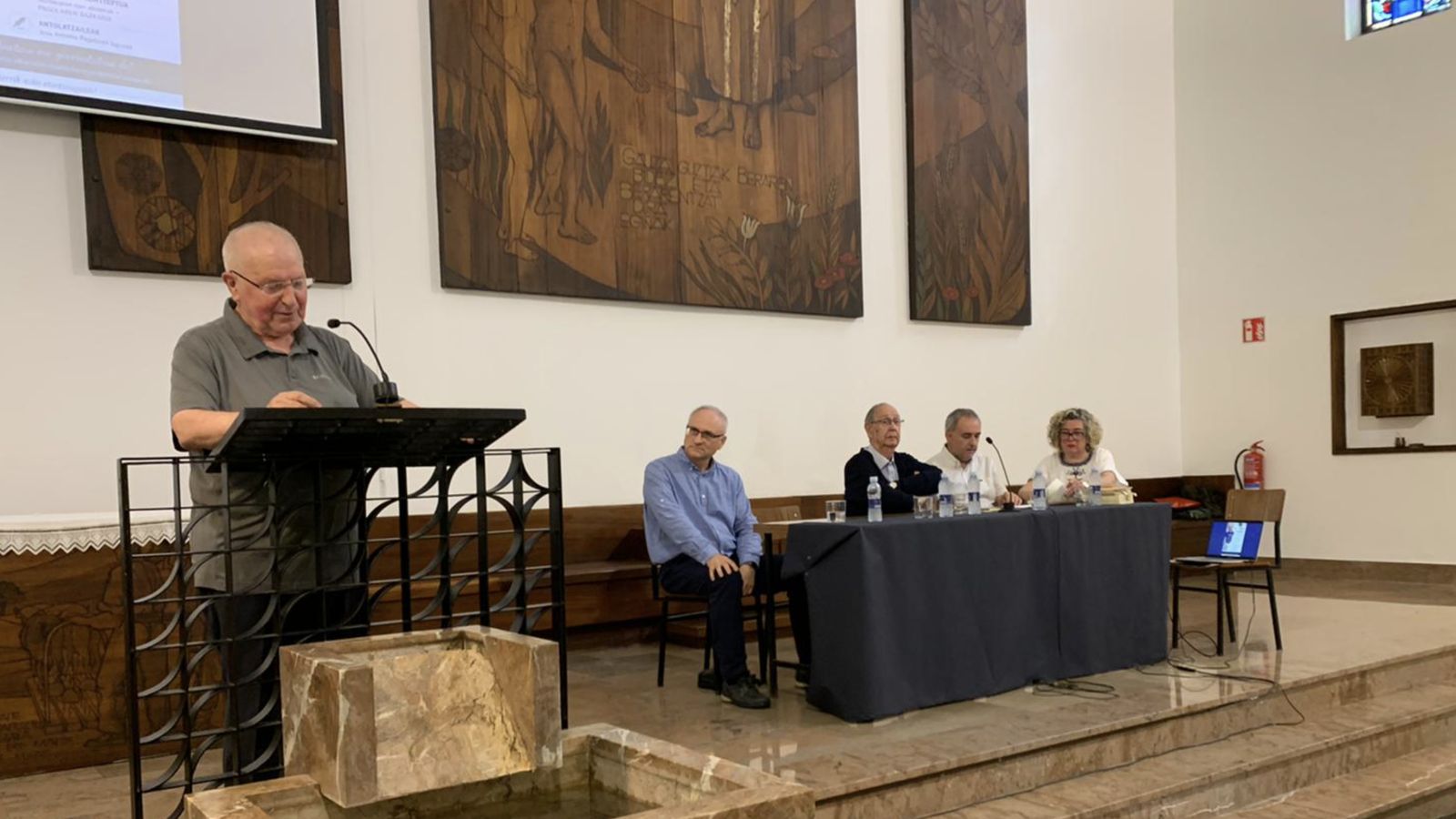 Mesa presidencial del homenaje