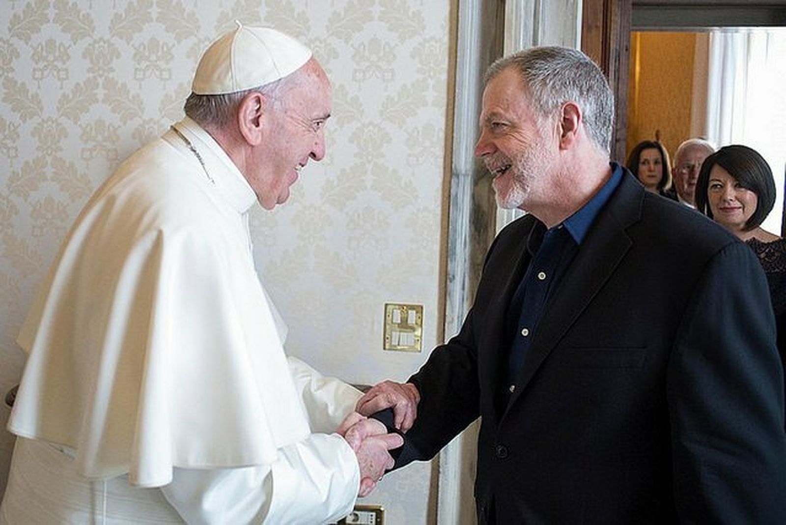 El Papa Francisco saluda a Jim Keenan