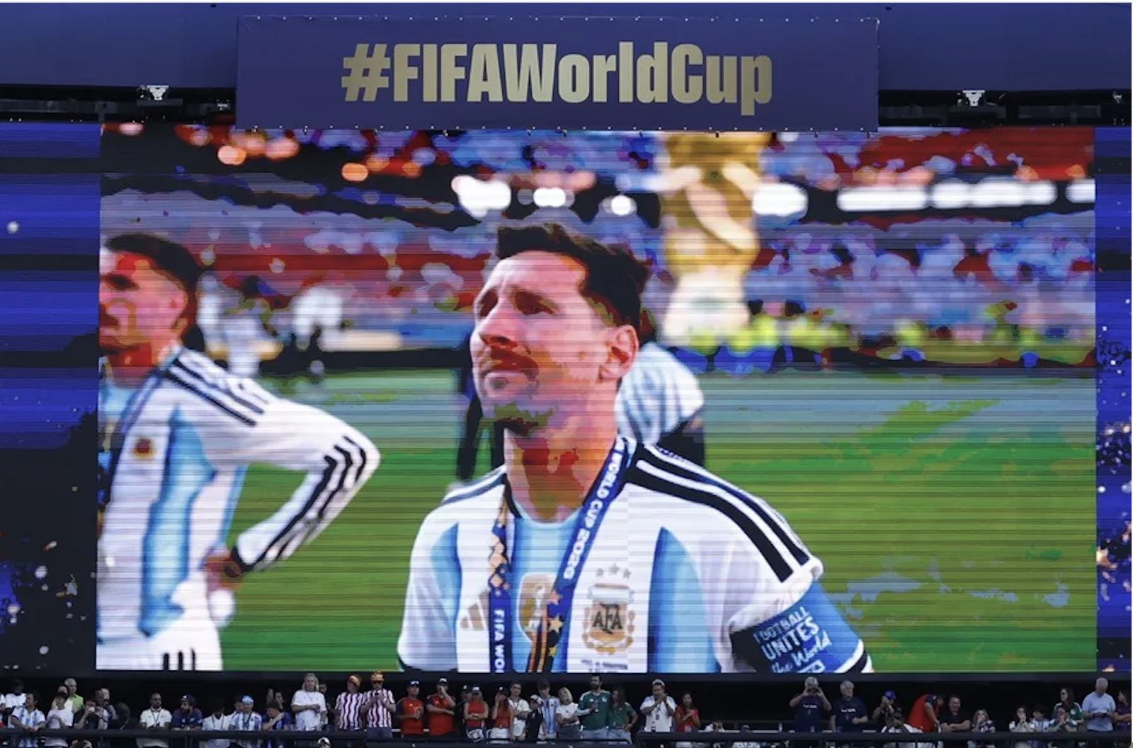 Messi aparece en una pantalla tras la derrota de Argentina frente a España en el Mundial 2026.jpg