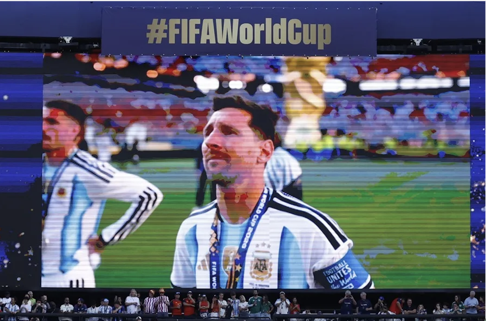 Messi aparece en una pantalla tras la derrota de Argentina frente a España en el Mundial 2026.jpg