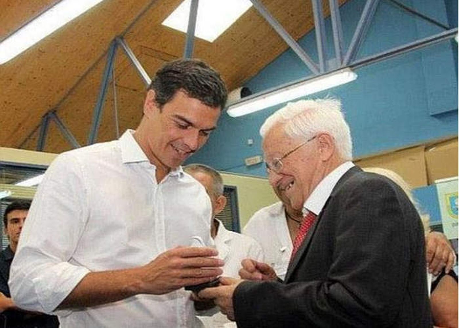 El padre Ángel, con Pedro Sánchez