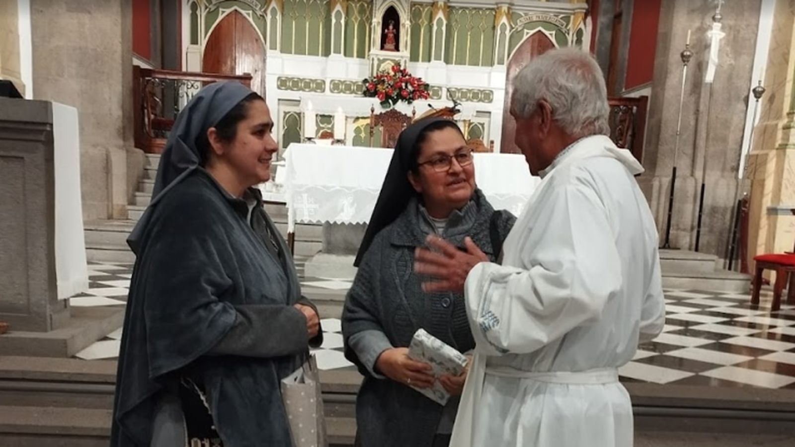 Jesús Vega, con las dos religiosas llegadas a la isla este año.