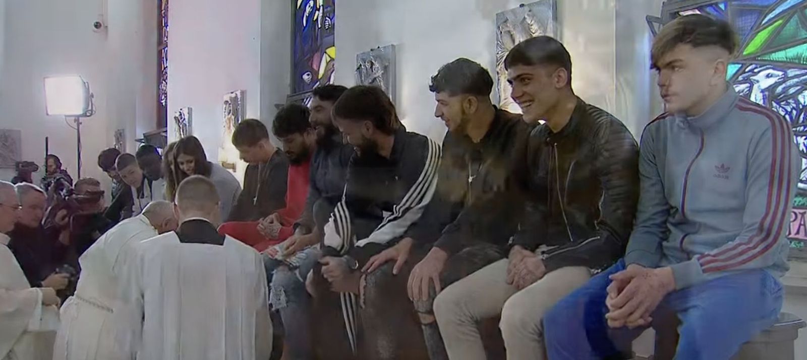 El Papa lava los pies a varios chicos