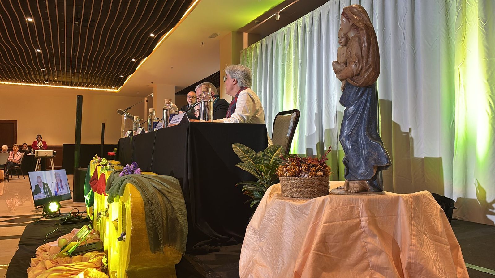 Mesa presidencial de CONFER