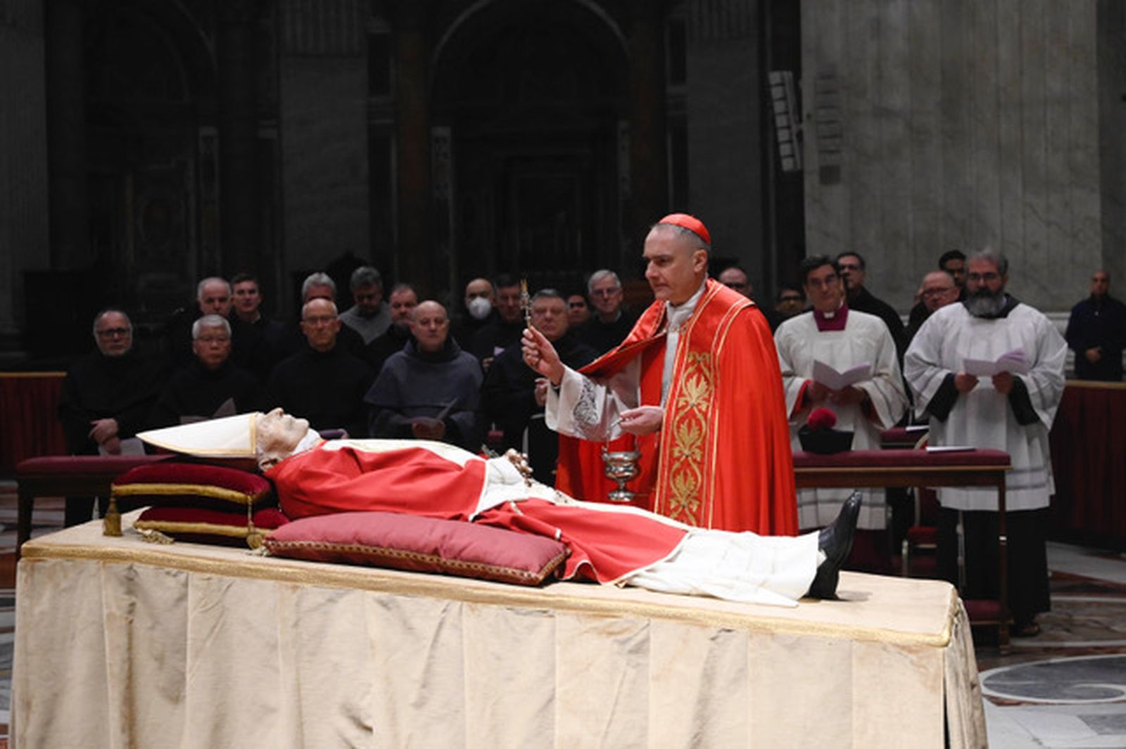 Los restos mortales de Benedicto XVI, en el altar central de la Basílica de San Pedro