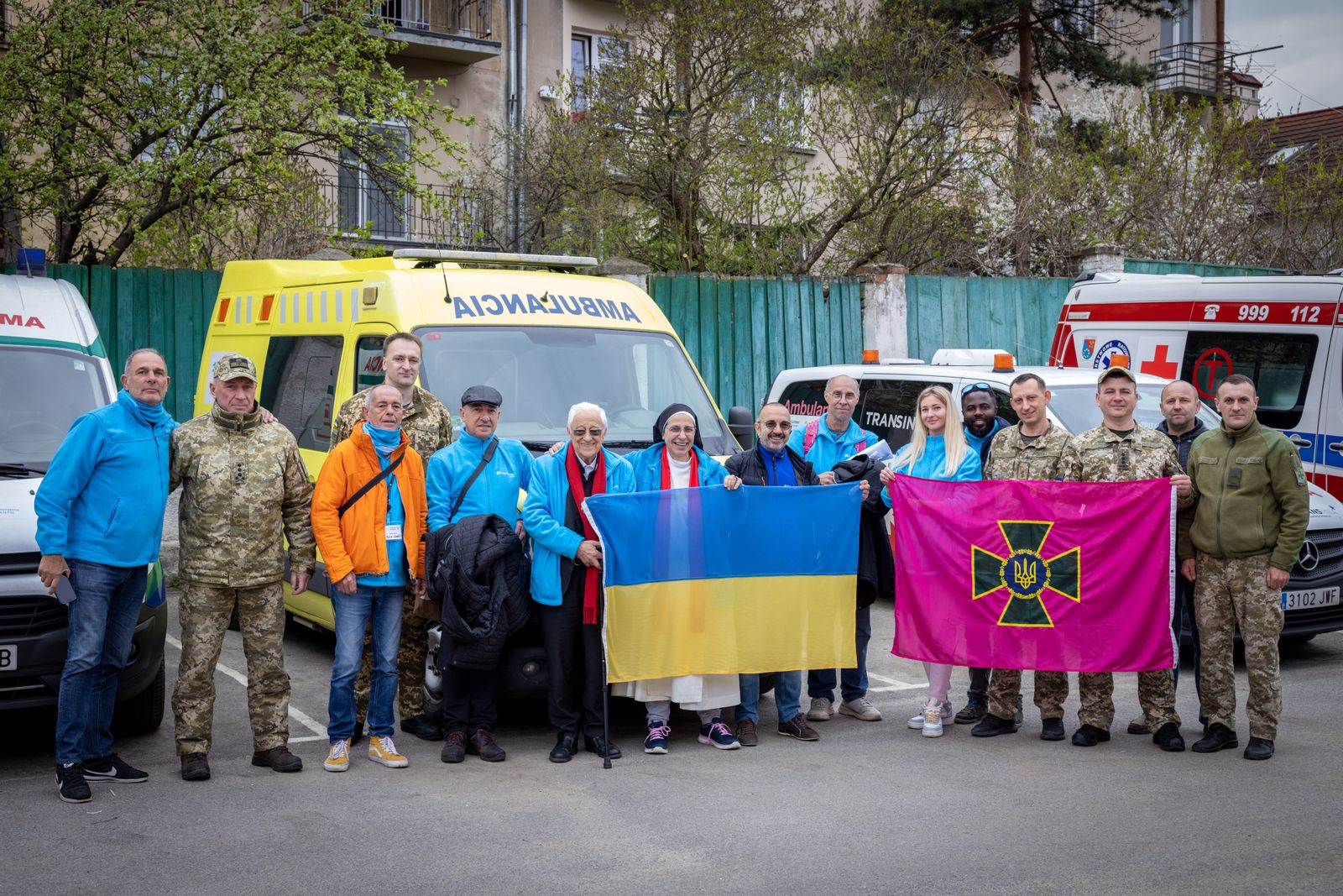 El padre Ángel y sor Lucía, con las ambulancias en Ucrania