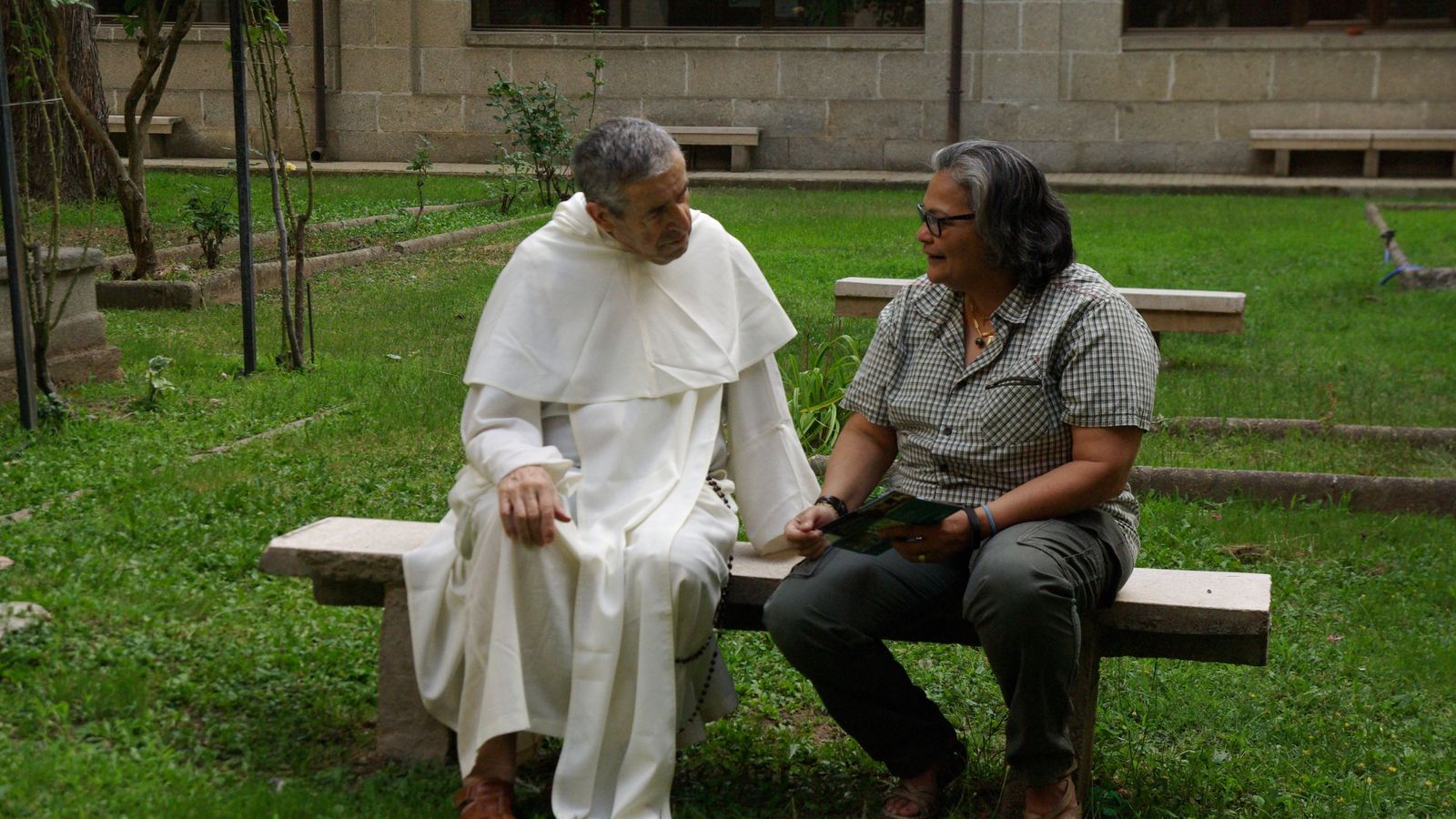 Anna Matilde Lithgow conversa con un religioso