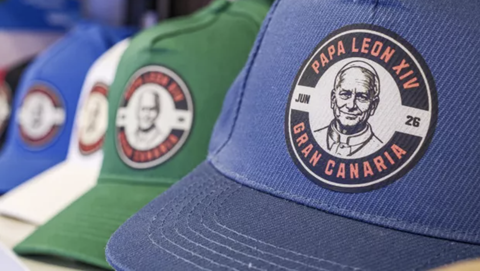 Gorras del papa León XIV a la venta el el barrio de Vegueta, de Las Palmas de Gran Canaria