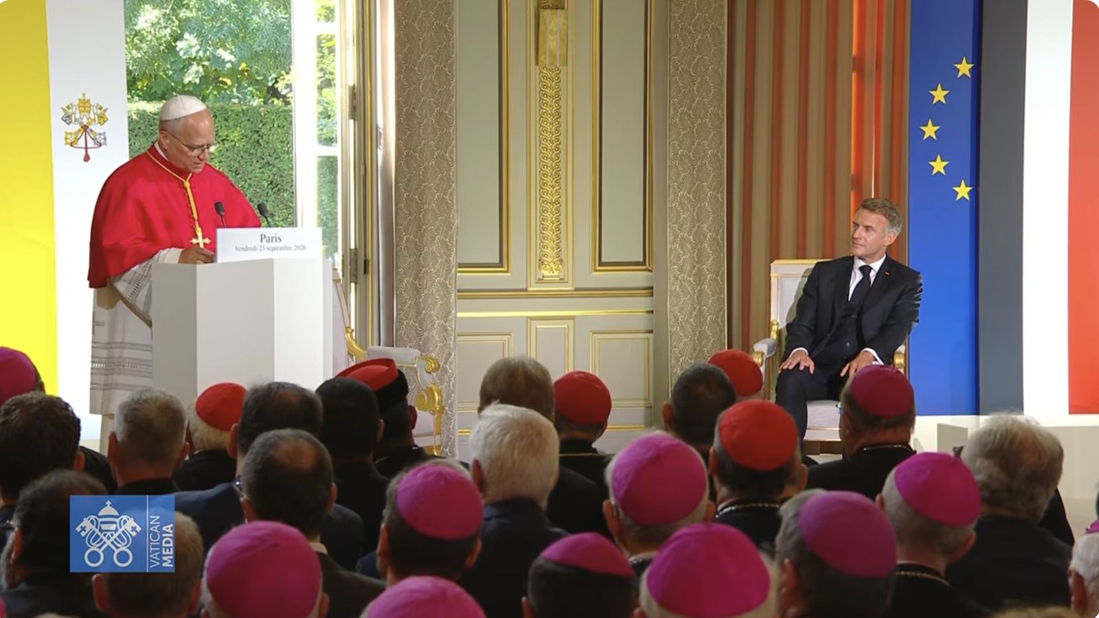 Macron escucha el discurso del Papa