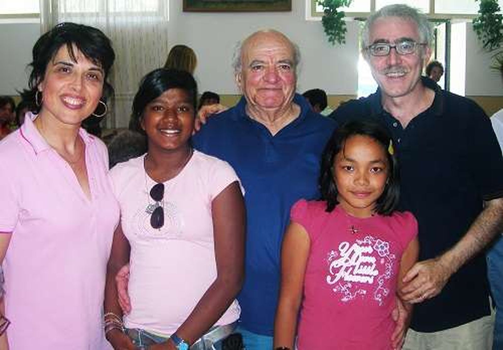 El jesuita Sauro de Luca, en el centro