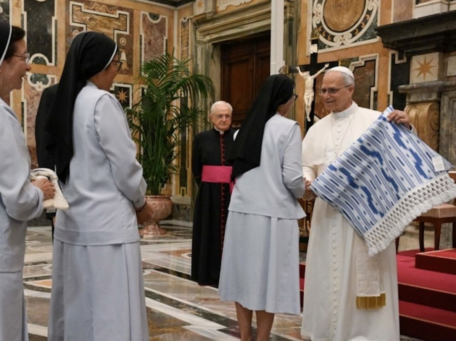 El Papa saluda a as representantes de congregaciones femeninas
