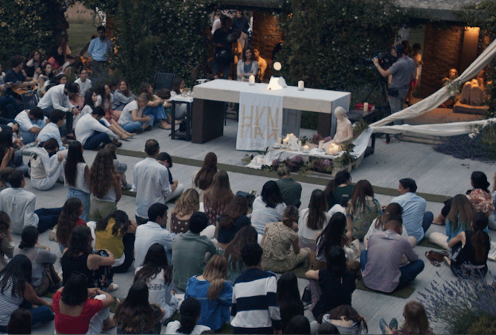 Jóvenes de Hakuna orando en el convento de San José de Las Rozas