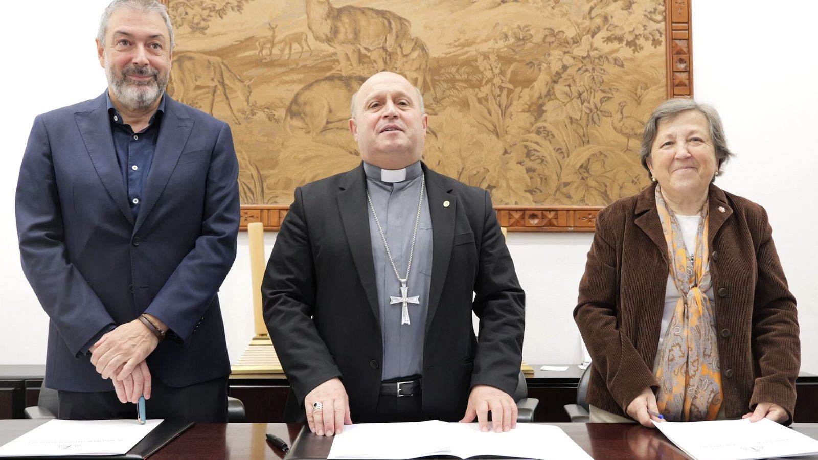El arzobispo, con Pilar Farjas y Luciano G. Alfaya en la firma del acuerdo