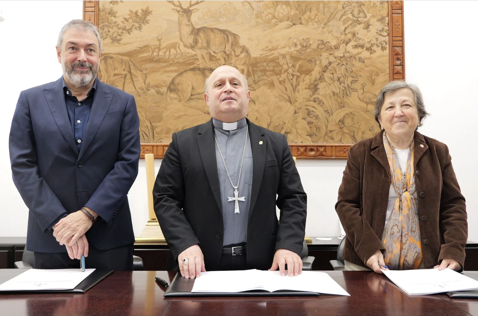 El arzobispo Prieto con Pilar Farjas y Luciano G. Alfaya