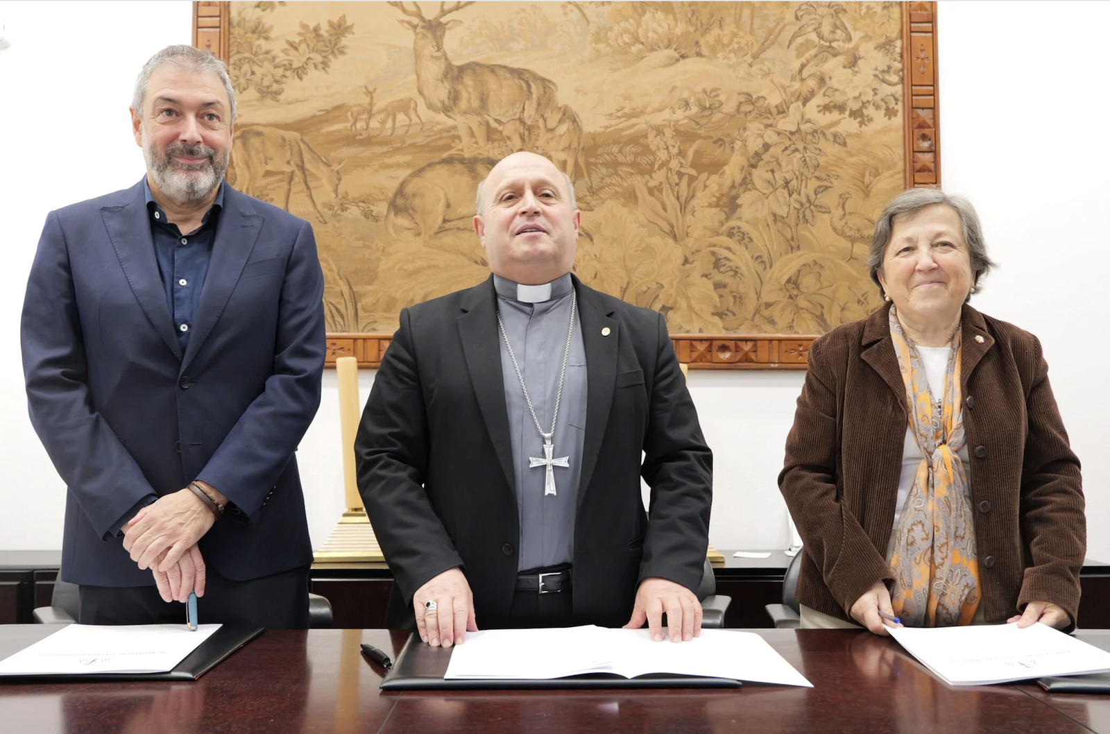 El arzobispo Prieto con Pilar Farjas y Luciano G. Alfaya