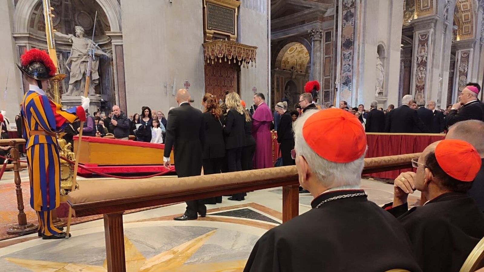 Cardenal Steiner en el velatorio del Papa Francisco
