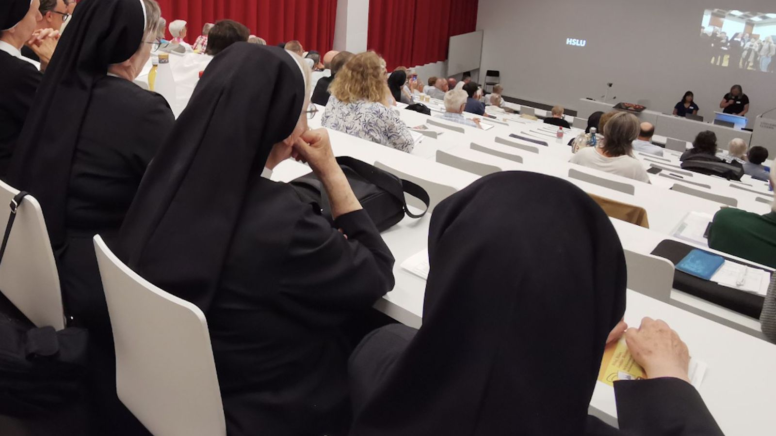 ¿Autodisolver los monasterios? Los expertos piden "no mantenerlos durante décadas con respiración artificial"