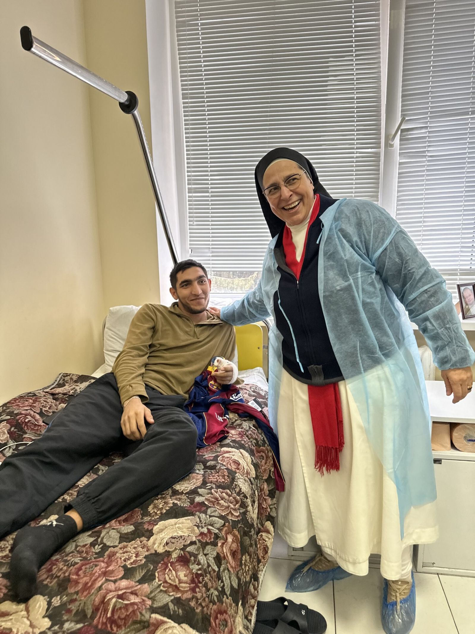 Sor Lucía, con uno de los enfermos