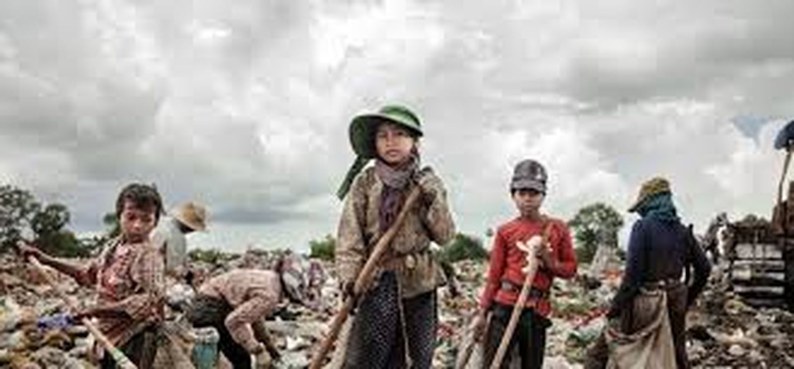 Niños rebuscando en basureros