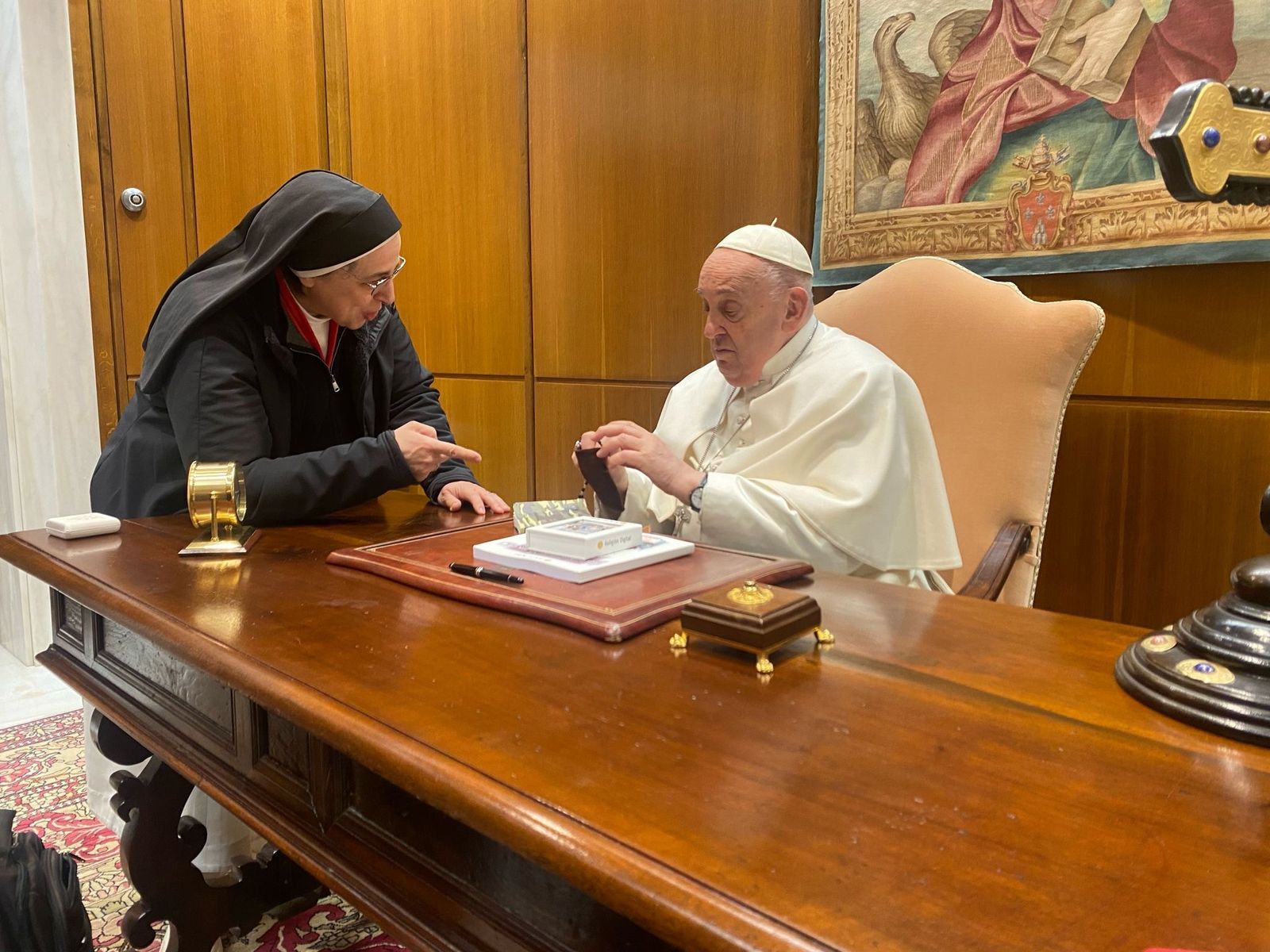 Francisco, emocionado, recibe un Rosario y una Biblia de un soldado muerto en Ucrania