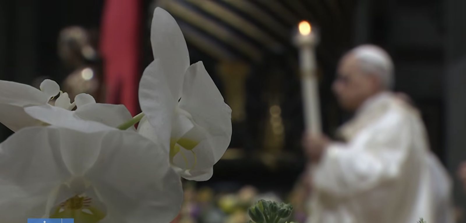 León XIV, con el cirio pascual