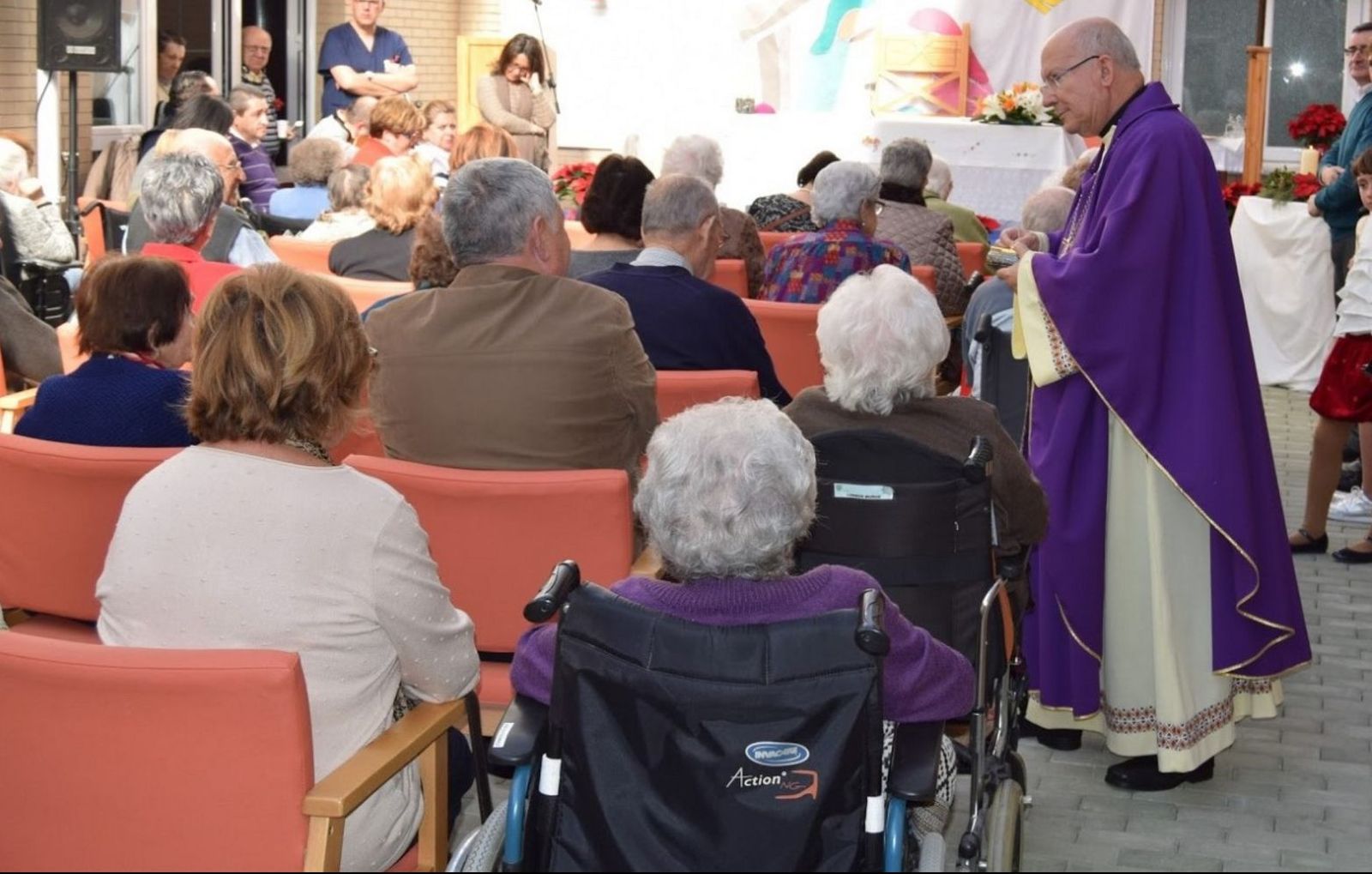 Mons. Rodríguez Magro, con ancianos de su diócesis