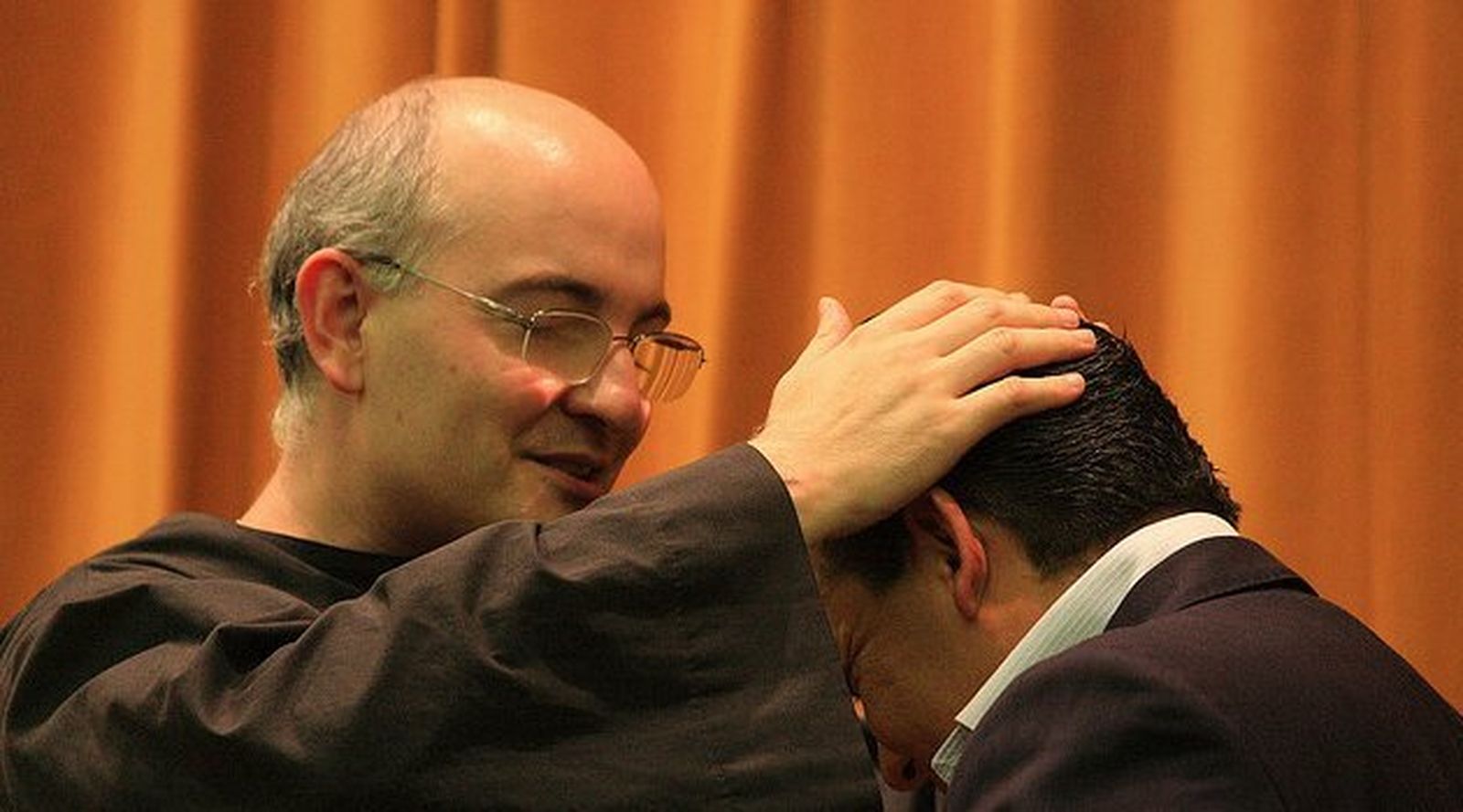 Fortea impone las manos