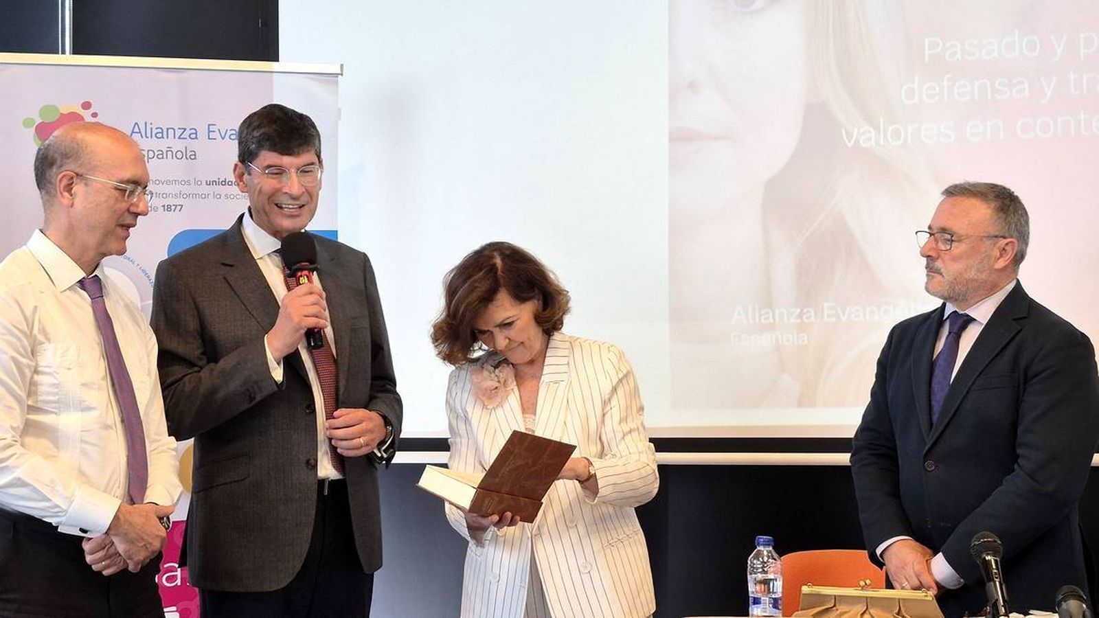 Xesús Manuel Suárez y Julio Díaz Piñeiro entregan el N.T. de Francisco de Enzinas a Carmen Calvo, con Antonio SImoni