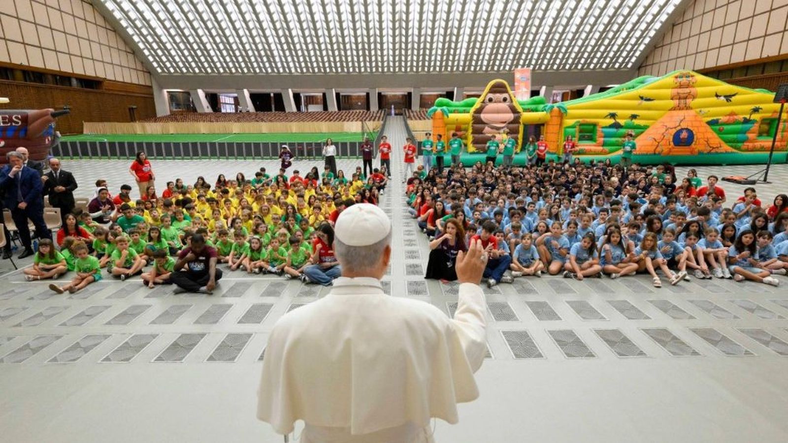 El Papa, con los niños del campamento del Vaticano