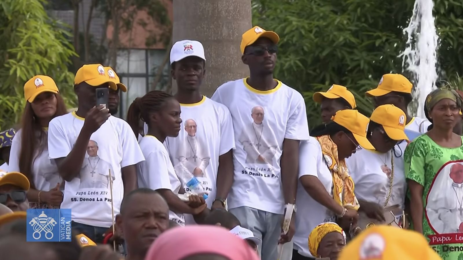 Un grupo de estudiantes universitarios en el viaje del Papa a Guinea Ecuatorial
