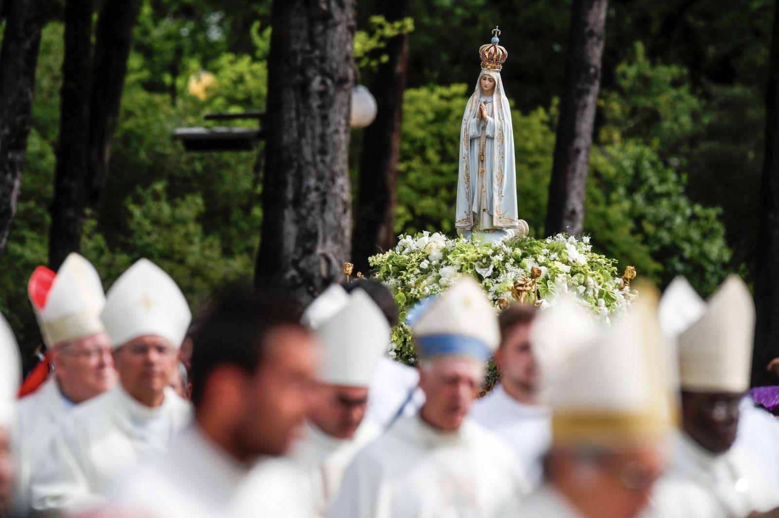 Procesión de obispos con la Virgen de Fátima