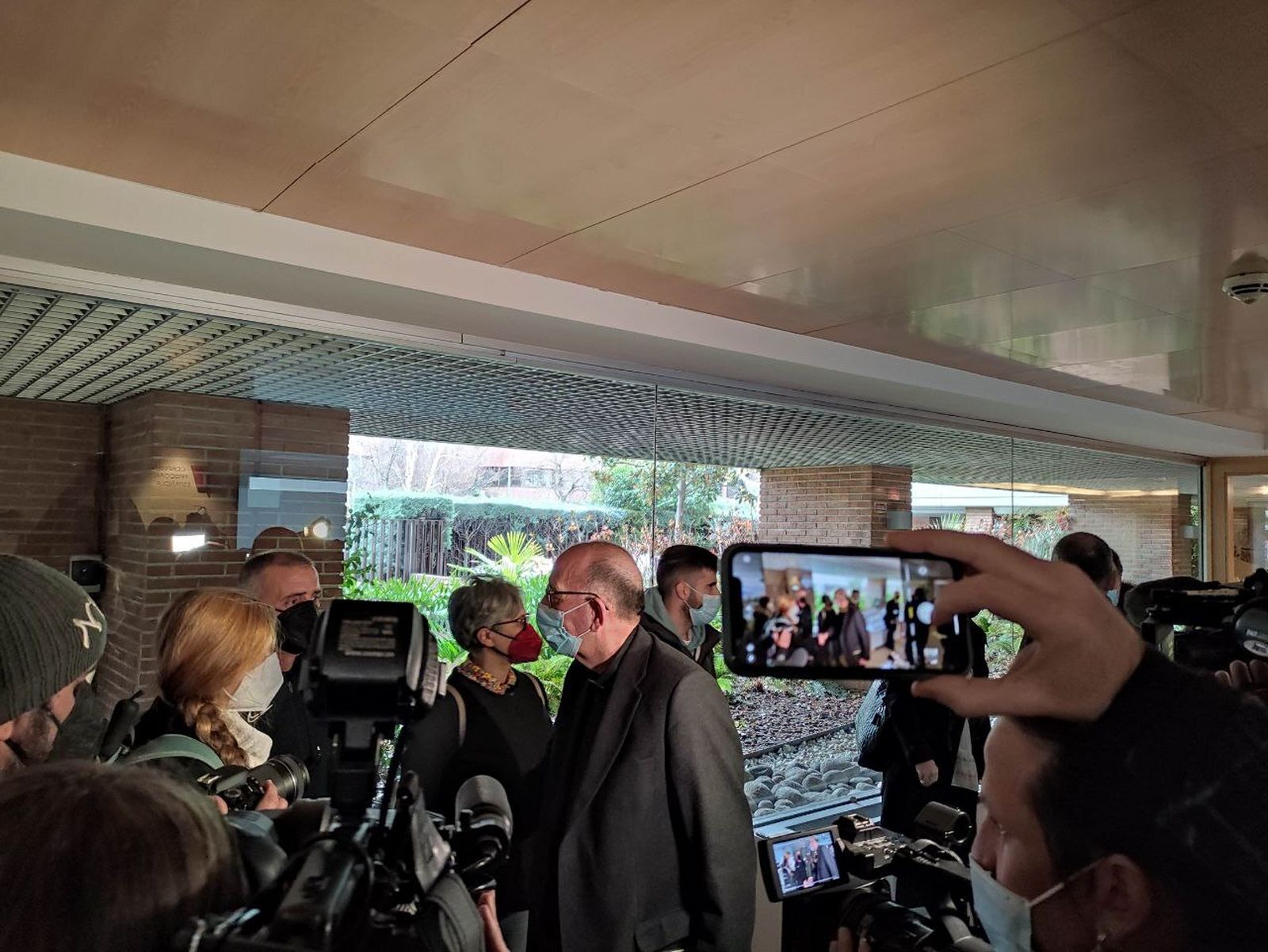 Omella saluda a los medios