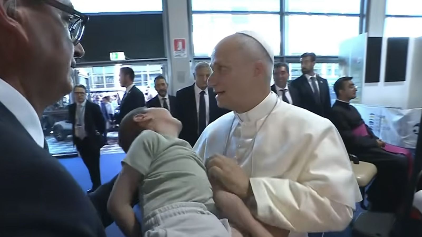 El Papa abraza a un niño enfermo