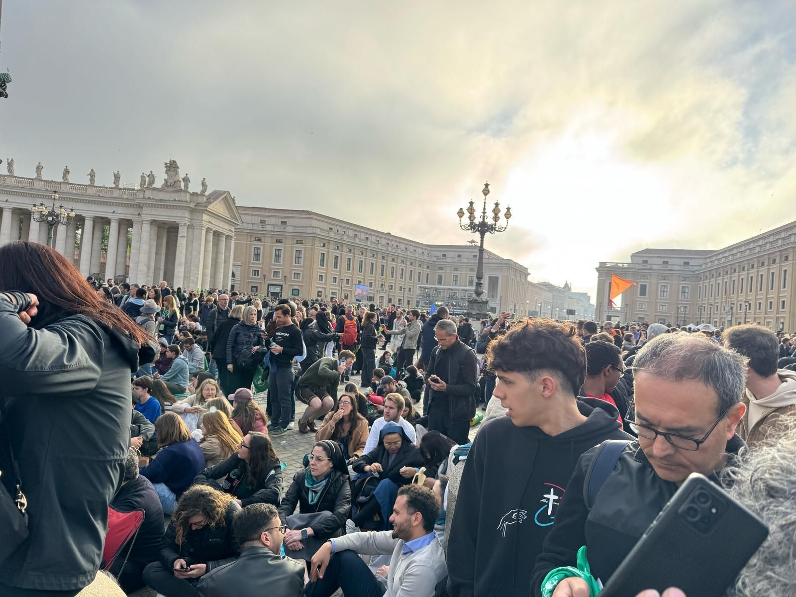 Fieles ya en San Pedro