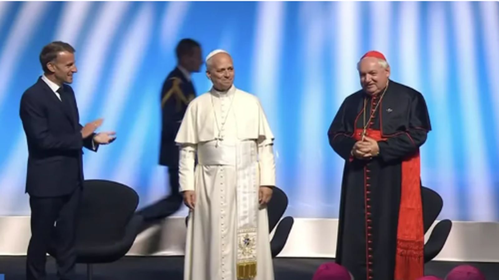 León XIV, de pie, junto al presidente francés, Emmanuel Macron, y el cardenal Jean-Marc Aveline durante el encuentro celebrado en Metz.
